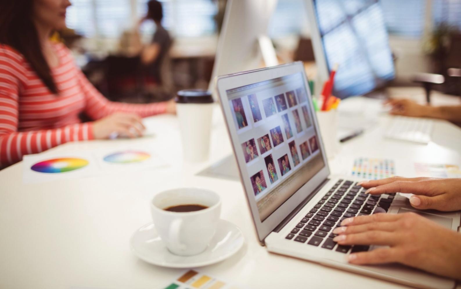 Team bei der Analyse von Content-Strategien und Optimierungsprozessen