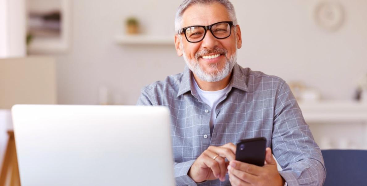 Studierende arbeiten gemeinsam an einem IT-Projekt in moderner Lernumgebung