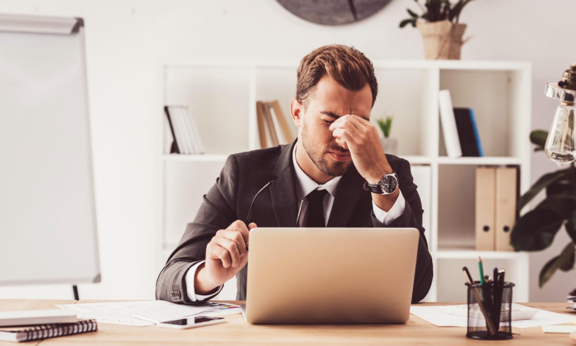 Entwickler arbeitet an responsivem Web-Design auf mehreren Bildschirmen